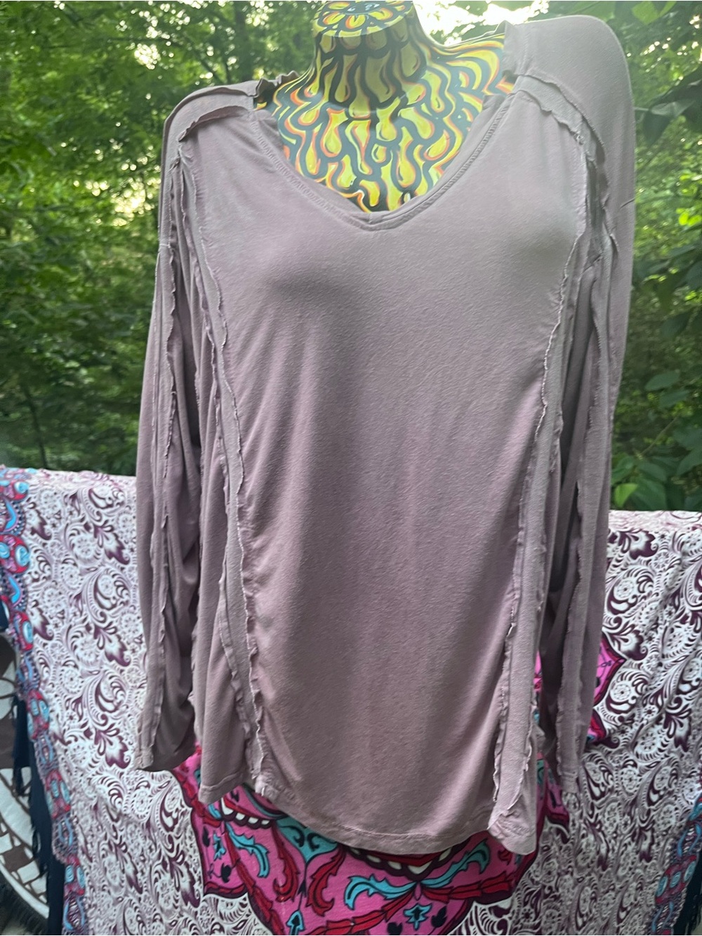 POL Women's Long-Sleeve V-Neck Raw-Edge Top in Taupe